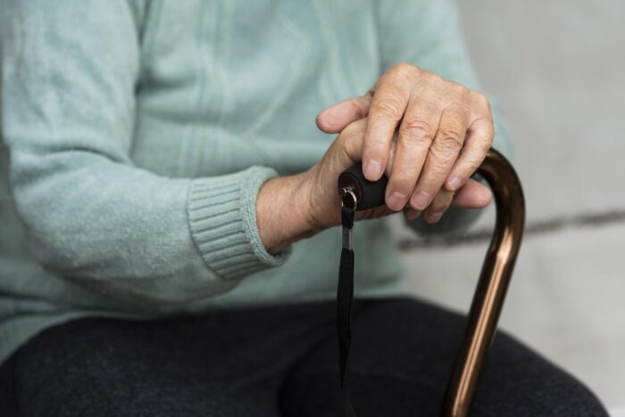 residenza badanti: anziana che poggia le mani sul bastone