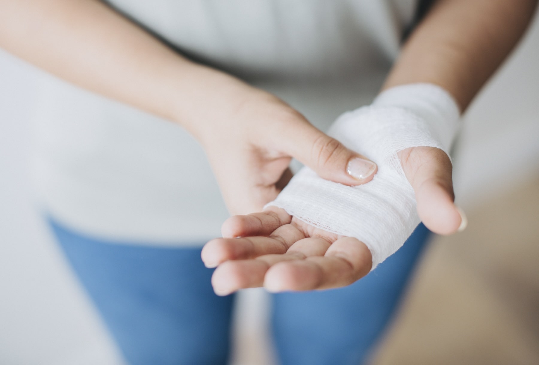 infortunio colf e badante: lavoratrice domestica con la mano fasciata